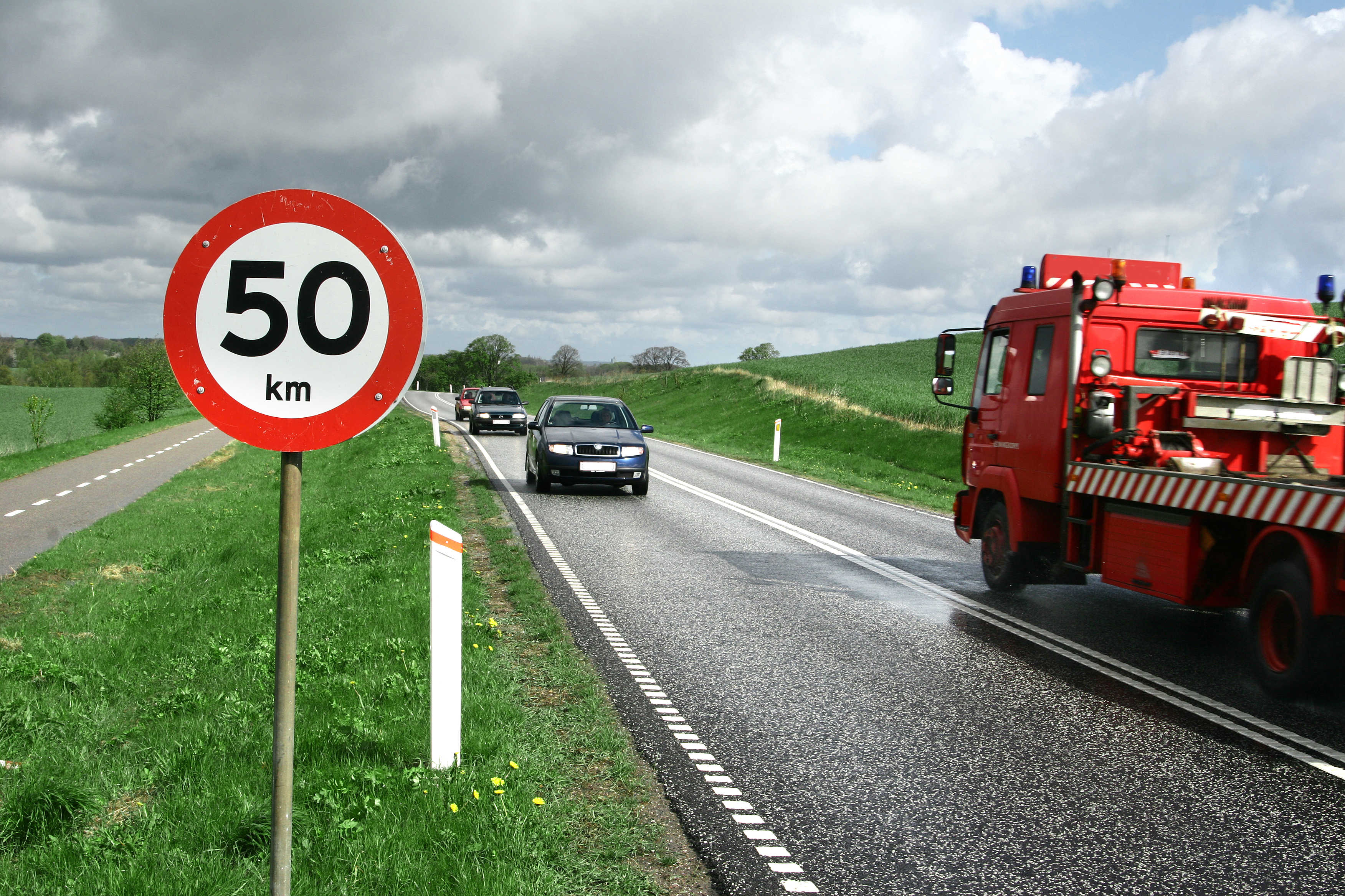 Biler på vej med 50km skilt